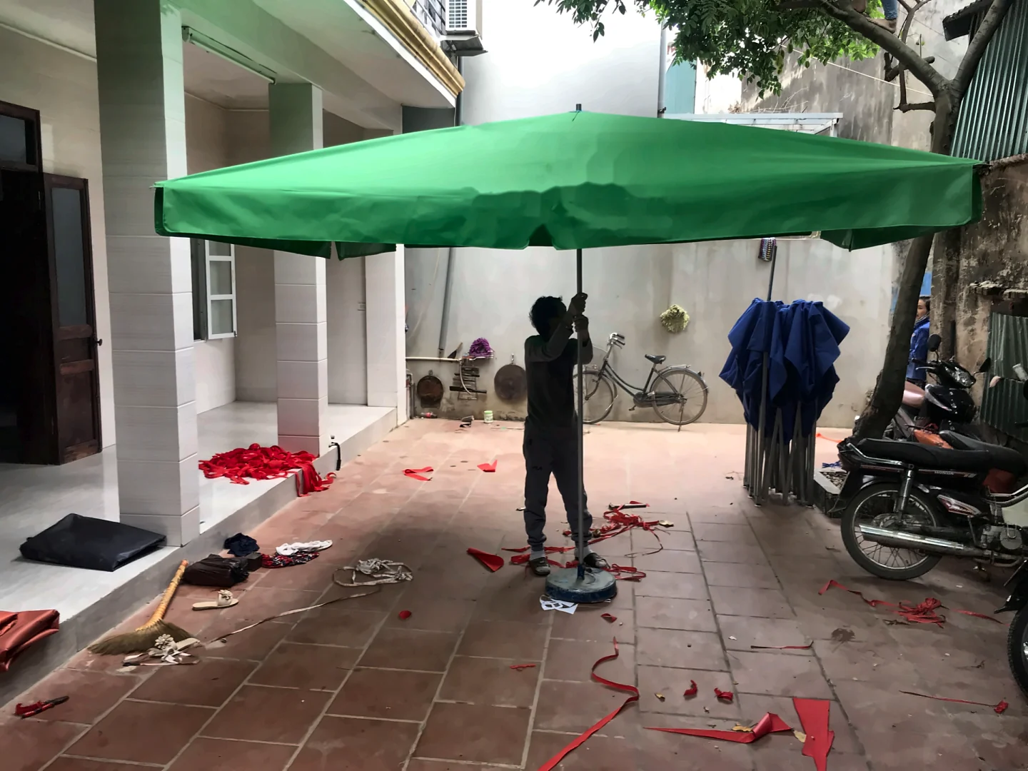 Nhà bạt che nắng cỡ lớn in logo thương hiệu – Ô Quảng Cáo