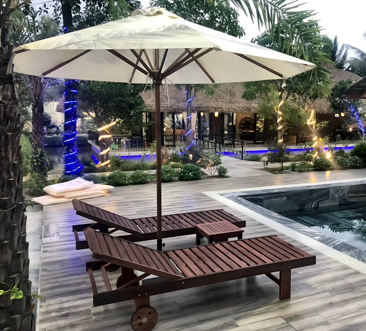 Ô dù gỗ che nắng cho resort, khu nghỉ dưỡng bên hồ bơi